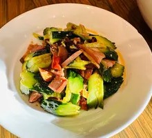 Milk Cucumber Fragrant Sauce Pig's Trotters