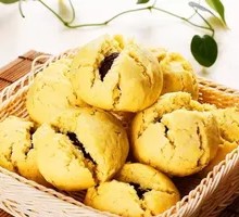 Flower-shaped Yellow Steamed Bun