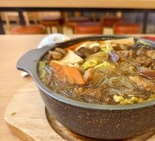 Braised Pork with Rice Noodles in Clay Pot