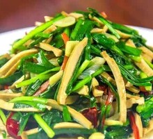 Stir-fried Fresh Chives with Fried Tofu