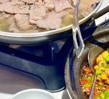 Signature Beef Hot Pot with翘脚
