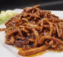 Beijing-style shredded pork with pancakes