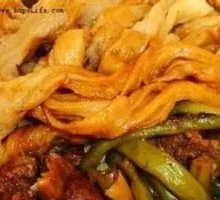 Pork Ribs with Green Beans and Wheat Rolls