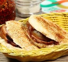 Braised Pork Belly in Flatbread