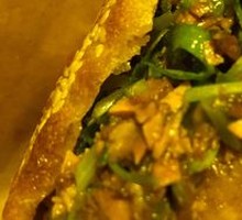 Braised pork in fried flatbread