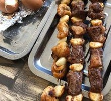 Charcoal-grilled lamb skewers