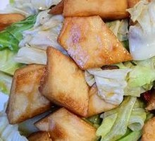 Nang Stir-Fried Cabbage Rolls