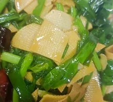 Stir-fried leek with tofu skin