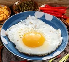 Fried Egg with Snail Noodles