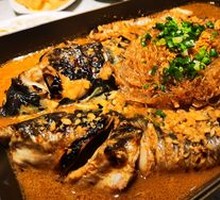 Stir-fried Garlic Rice Noodles with Grilled Fish