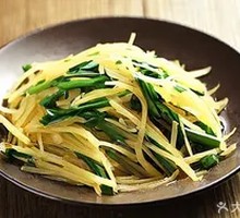 Shredded potato stir-fried with scallions