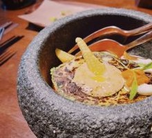 烤牛油果配海鲜