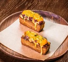 海胆吐司配薄和牛片