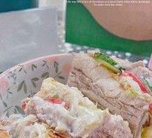 Aromatic Tuna Sandwich