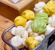 Flower-shaped steamed bun