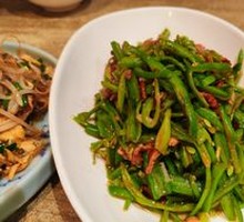 Stir-fried shredded pork with lentils
