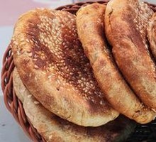 Pork-filled flatbread sandwich