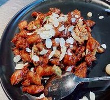 Stir-Fried Chicken with Almonds in Sauce