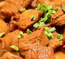 Braised Beef Brisket with Small Potatoes