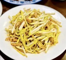 Stir-fried Pork with Garlic Greens