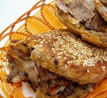 Peking-style flatbread with braised pork elbow