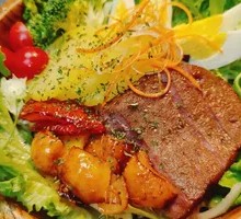 Tender Black Pepper Beef Steak with Roasted Vegetables