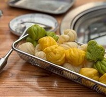 Flower-shaped steamed bun