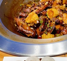 Stewed Goose in Iron Pot
