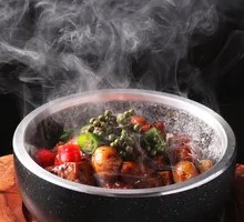 Stir-Fried Beef Tenderloin with Fresh Chilies in Stone Pot