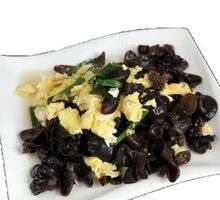 Stir-fried eggs with wood ear mushrooms