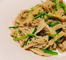 Stir-fried Scallion with Fish Balls