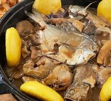 Stewed Mixed Fish in Iron Pot