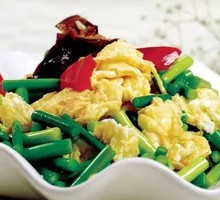 Stir-fried garlic shoots with eggs over rice