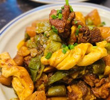 Pork Ribs with Green Beans, Potatoes, and Cornbread Rolls