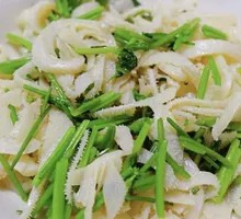Stir-fried Scallion with Fish Balls
