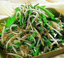 Stir-fried mung bean sprouts with leeks