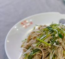 Stir-fried Scallion with Fish Balls