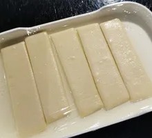 Hand-stretched noodle slices