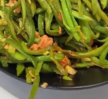 Stir-fried shredded pork with lentils