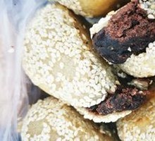 Red bean-filled flatbread
