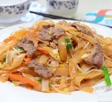 Egg and Beef Stir-Fried Rice Noodles