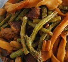 Braised pork with green beans and corn cakes
