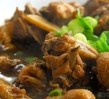 Chicken stewed with mountain mushrooms