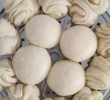 Steamed bun with flower shape