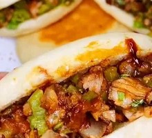 Braised pork in fried flatbread