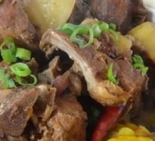 Stewed Beef Spine in Iron Pot