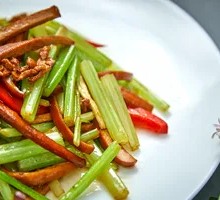 Stir-fried shredded pork with celery and tofu skin