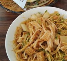 Cold Noodles with Beef Tendon
