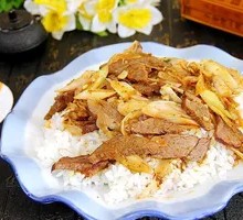 Scallion Stir-Fried Lamb Rice Bowl