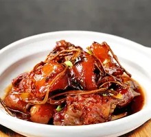 Braised Pork Elbow with Tea Tree Mushrooms